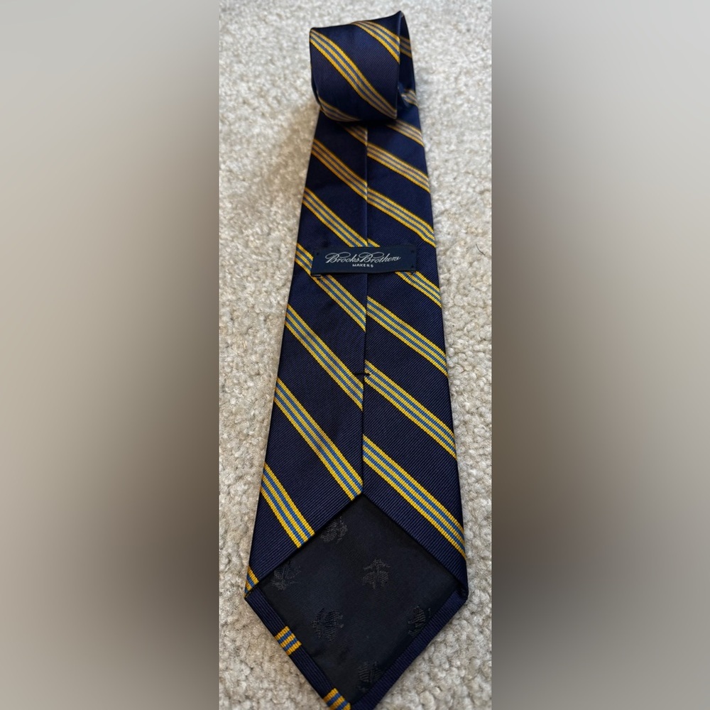 Brooks Brothers 346 classic pure silk tie.Blue and Gold Striped